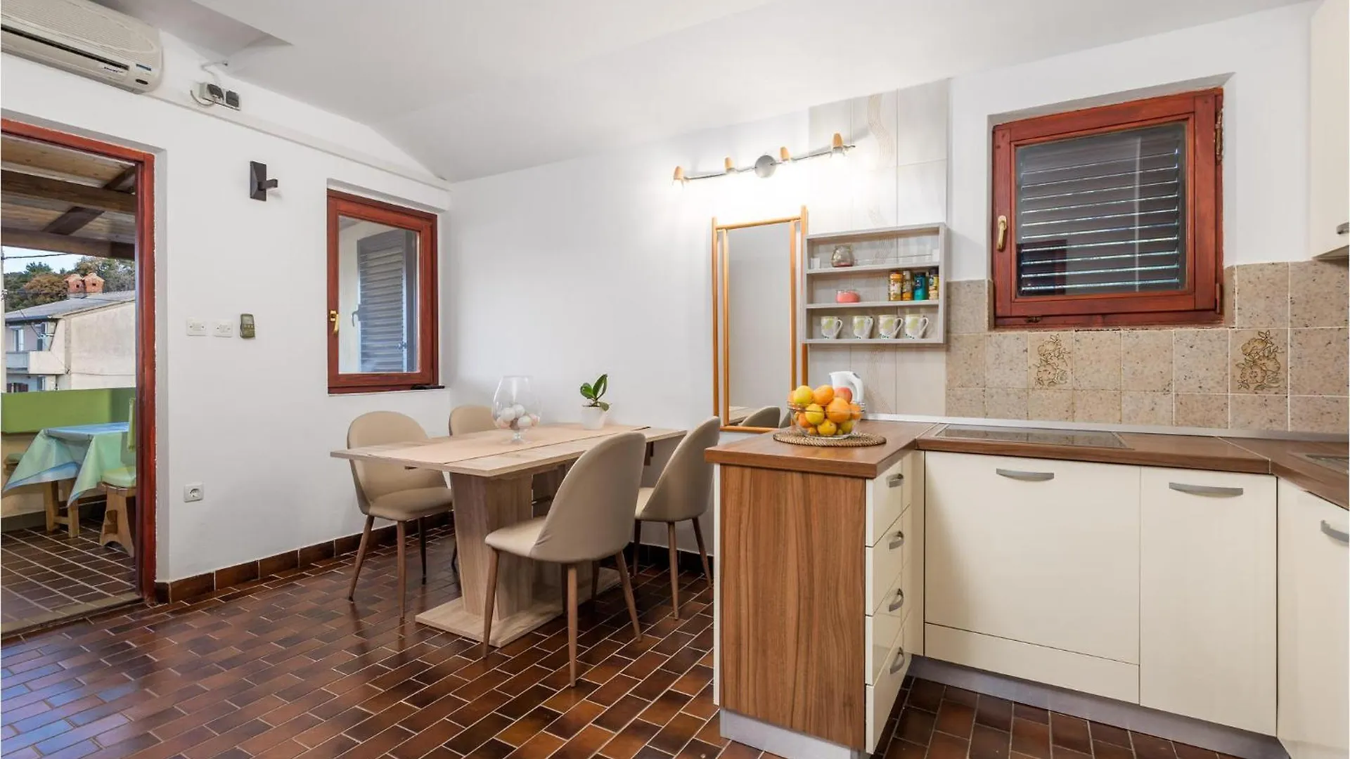 Lovely Apartment In Rab With Kitchen Mundanije