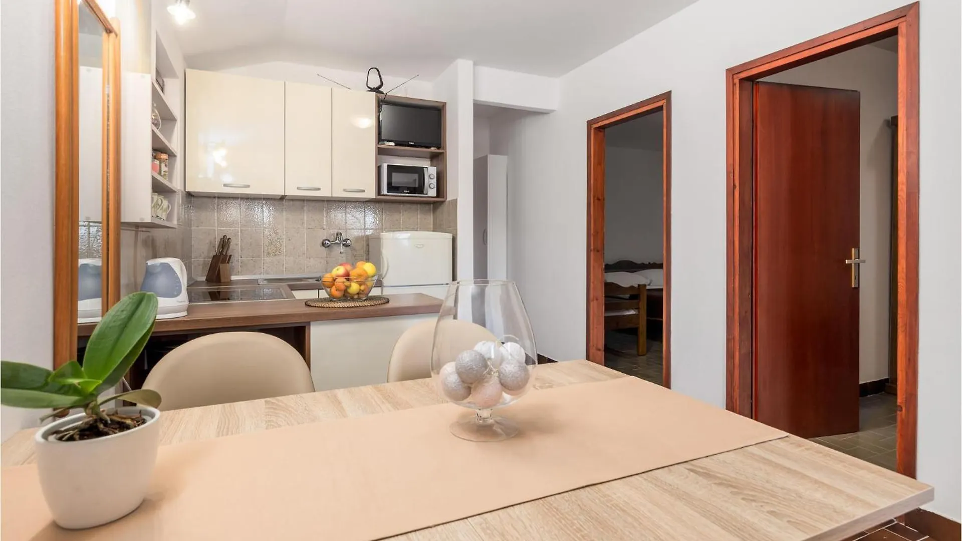 Lovely Apartment In Rab With Kitchen Mundanije