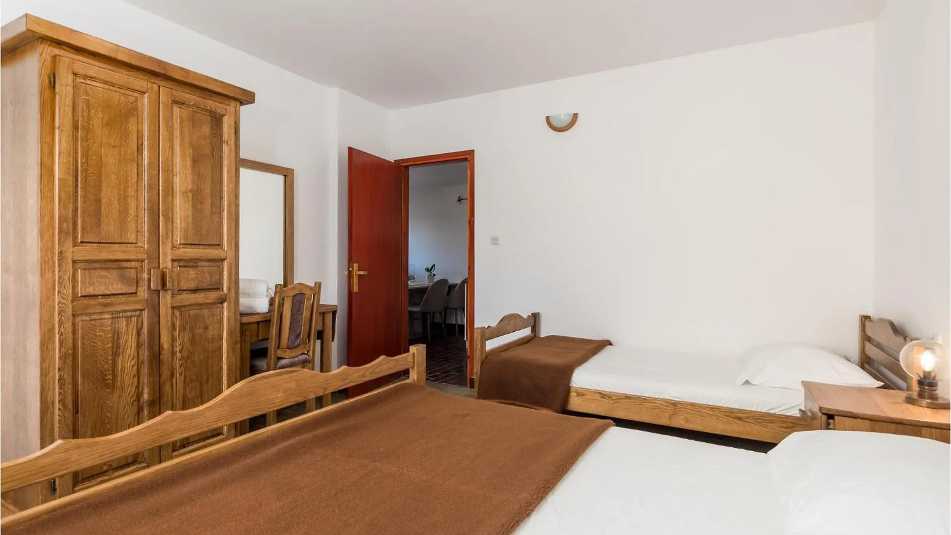 Lovely Apartment In Rab With Kitchen Mundanije