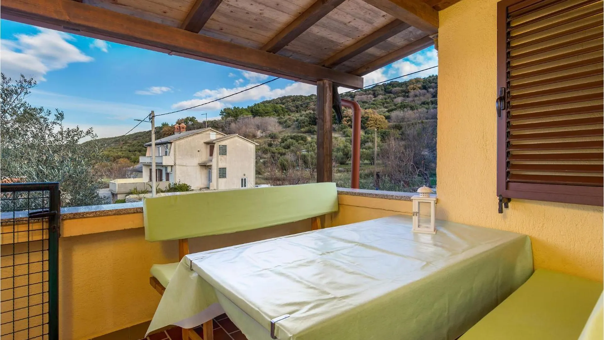 Lovely Apartment In Rab With Kitchen Mundanije